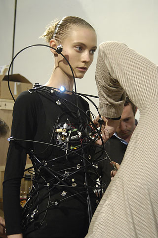 chalayan big bang Look da coleção outono-inverno 2008/09 de Hussein Chalayan